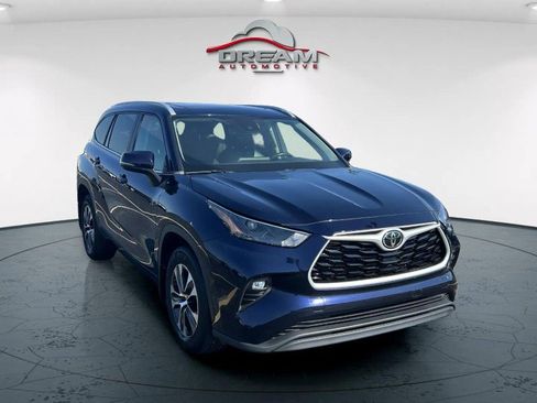 Used 2023 Toyota Highlander XLE AWD/4WD image 1