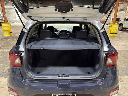 Used 2023 Hyundai Venue Limited FWD image 11