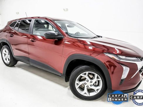 Used 2025 Chevrolet Trax LS w/ LS Convenience Package image 10