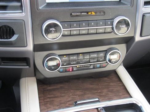 Used 2020 Ford Expedition Platinum image 27