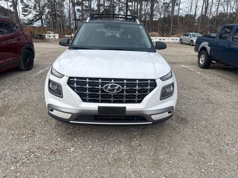 Used 2023 Hyundai Venue Limited image 2