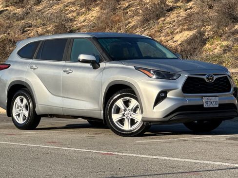 Used 2023 Toyota Highlander LE image 5