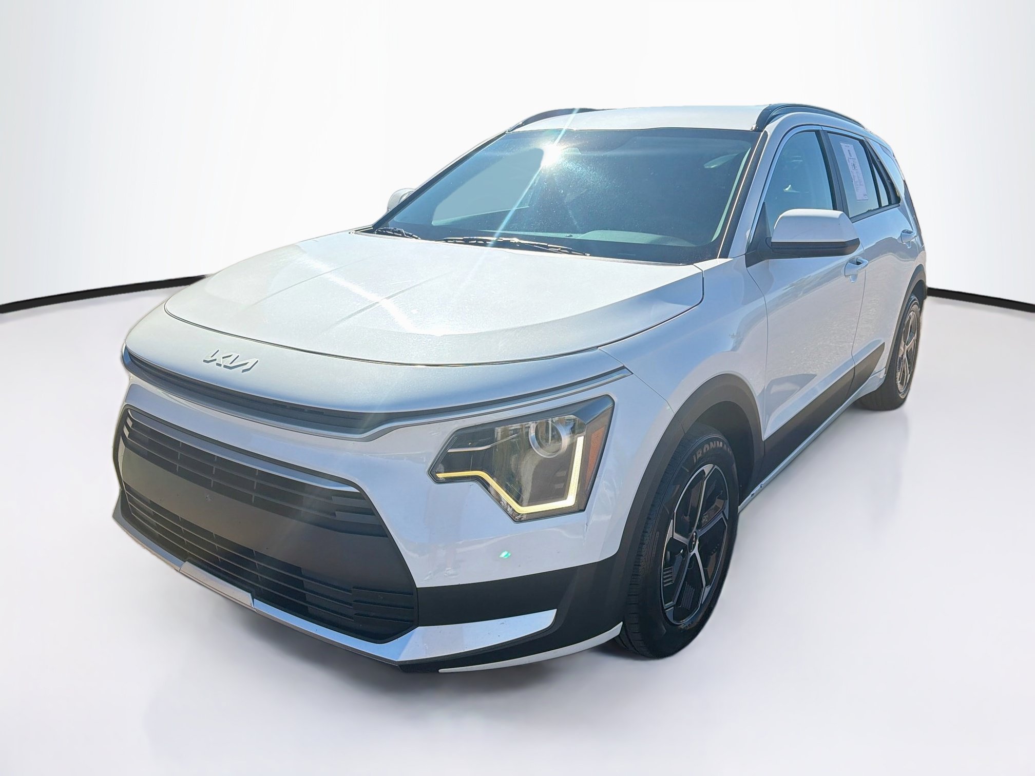 Used 2025 Kia Niro LX FWD image 3