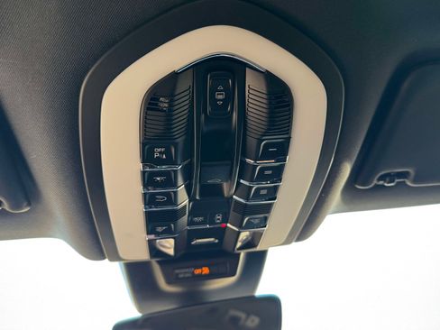 Used 2022 Porsche Macan image 28