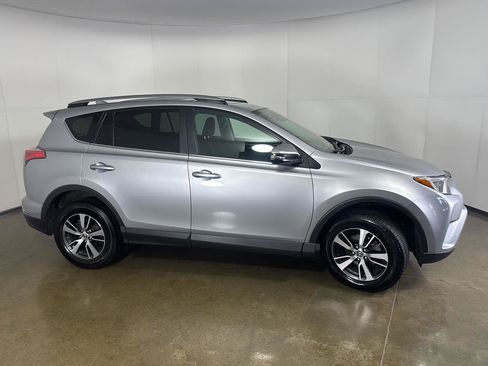Used 2018 Toyota RAV4 XLE AWD/4WD image 9