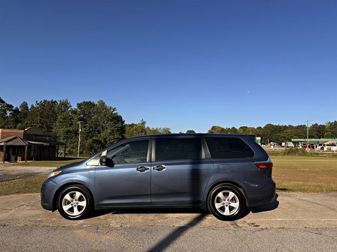 Used 2015 Toyota Sienna L image 8