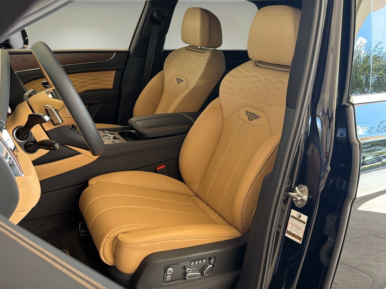 Used 2025 Bentley Bentayga AWD/4WD image 20