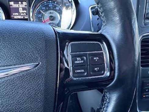 Used 2014 Chrysler Town & Country Touring-L image 9