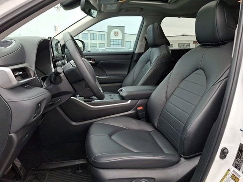 Used 2024 Toyota Highlander XLE FWD image 17