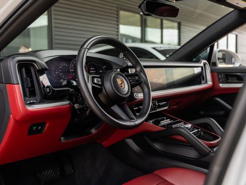 Certified 2024 Porsche Cayenne Coupe AWD/4WD image 4