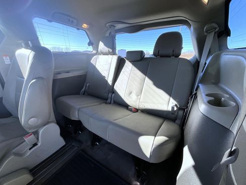 Used 2017 Toyota Sienna XLE image 21