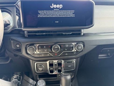 New 2025 Jeep Gladiator Sport image 17