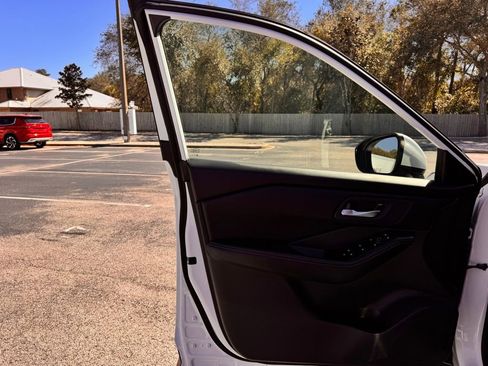 Used 2024 Nissan Rogue SV image 35