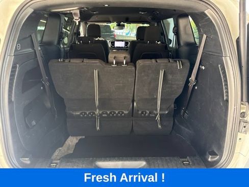 Used 2024 Chrysler Pacifica Touring FWD image 5