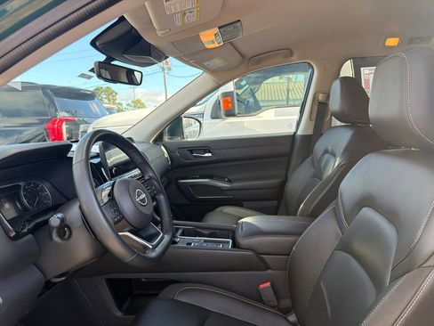 Used 2025 Nissan Pathfinder SL FWD image 8