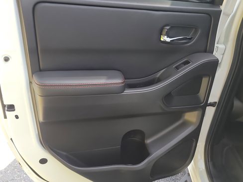 Used 2025 Nissan Frontier PRO-4X w/ Pro Convenience Package image 13