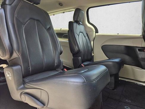 Used 2019 Chrysler Pacifica Touring-L FWD image 21