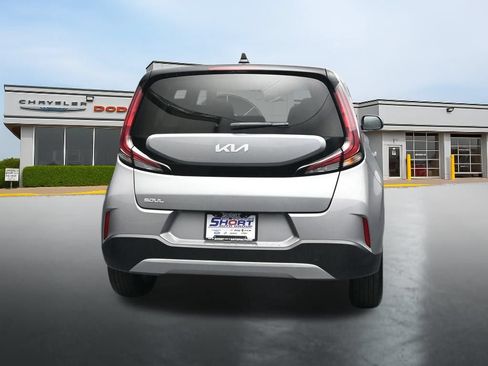 Used 2025 Kia Soul LX w/ LX Technology Package FWD image 4