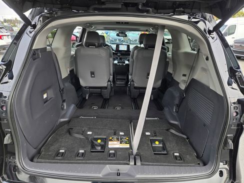 Used 2023 Toyota Sienna Limited image 34