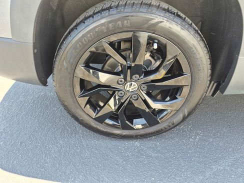 Certified 2024 Volkswagen Taos SE w/ Panoramic Sunroof Package FWD image 9