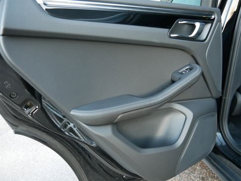 Used 2025 Porsche Macan image 12