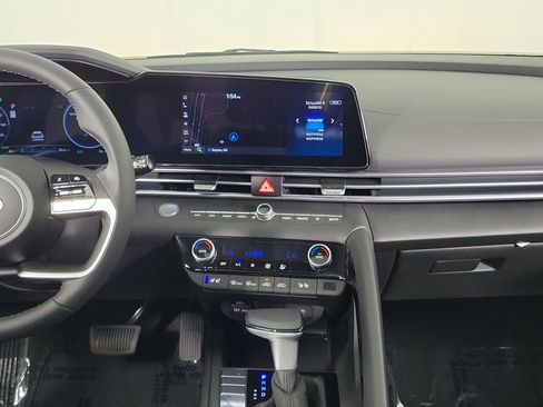 New 2025 Hyundai Elantra Limited image 9