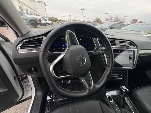 Used 2022 Volkswagen Tiguan SE image 16