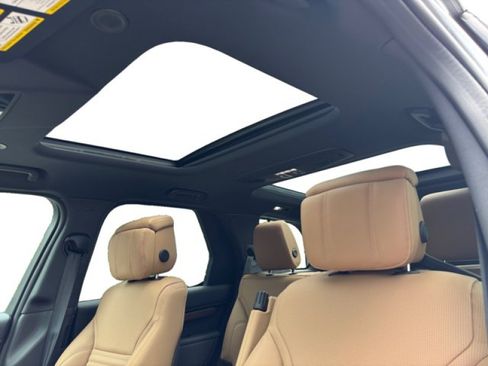 Used 2025 Land Rover Discovery Dynamic SE AWD/4WD image 12