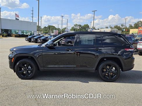 New 2025 Jeep Grand Cherokee Altitude image 4