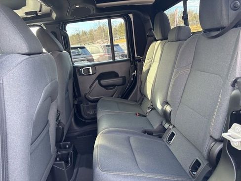 Used 2024 Jeep Gladiator Sport image 15