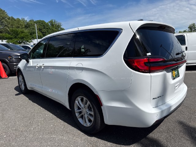 New 2027 Chrysler Pacifica Select w/ Family Tech Group AWD/4WD image 11