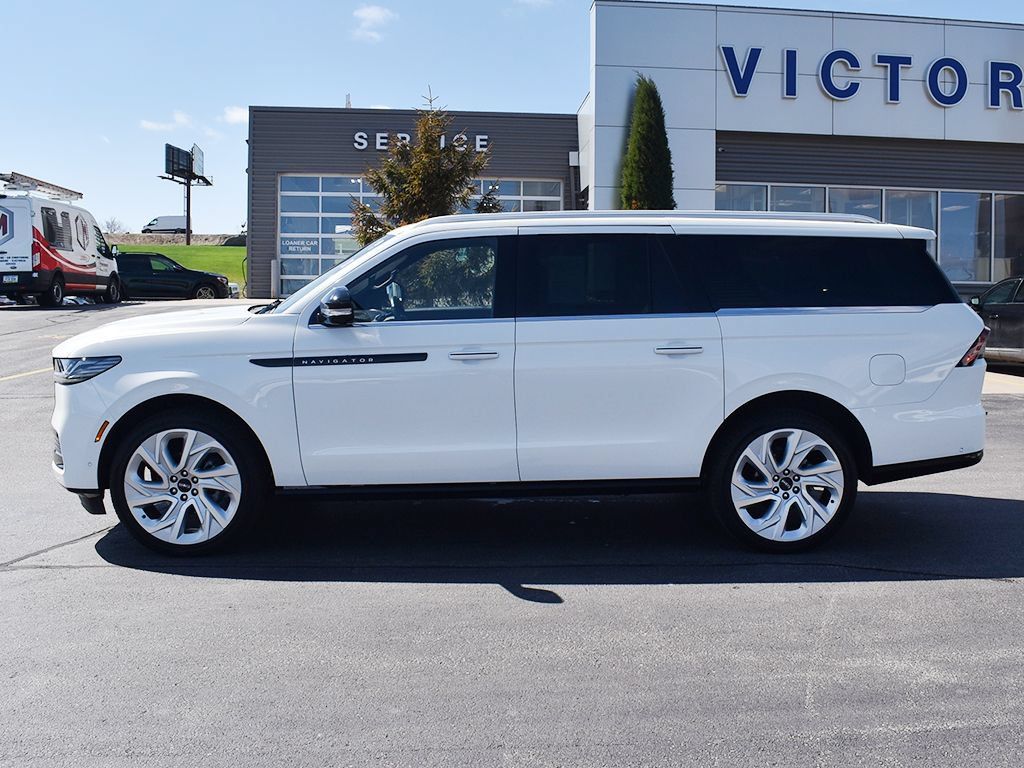Used 2025 Lincoln Navigator L Black Label AWD/4WD image 2