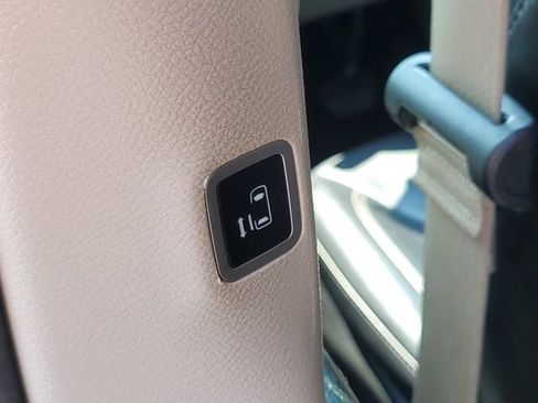 Used 2023 Chrysler Pacifica Touring-L FWD image 35