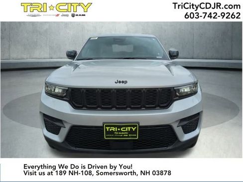 New 2025 Jeep Grand Cherokee Altitude image 8
