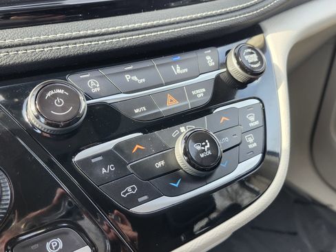 Used 2023 Chrysler Pacifica Touring-L image 32