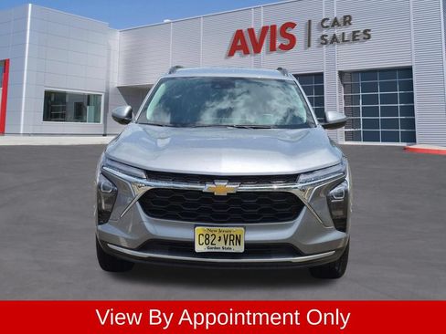 Used 2025 Chevrolet Trax LT w/ LT Convenience Package FWD image 2