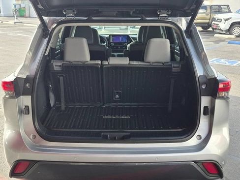 Used 2023 Toyota Highlander Limited FWD image 10