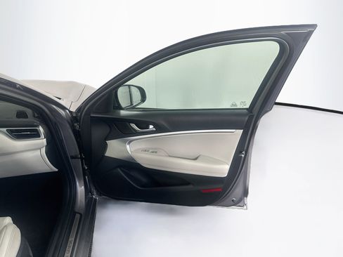 Used 2025 Genesis G70 2.5T RWD image 33
