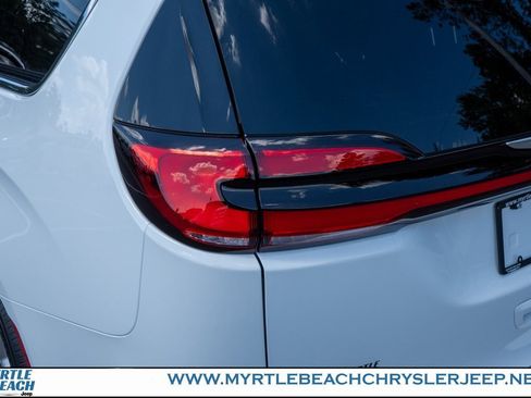 New 2025 Chrysler Pacifica Select w/ Uconnect Theater Family Group image 11