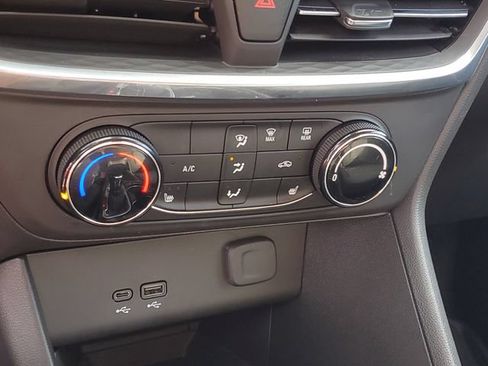 Certified 2024 Buick Encore GX Preferred w/ Comfort Package FWD image 26