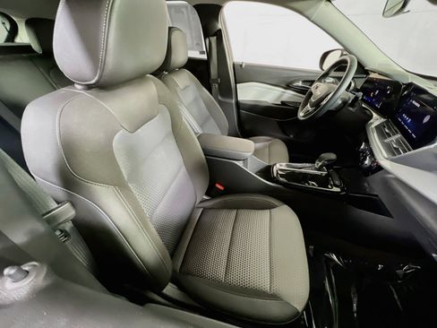 Used 2024 Chevrolet Trax LT w/ Sunroof Package FWD image 27