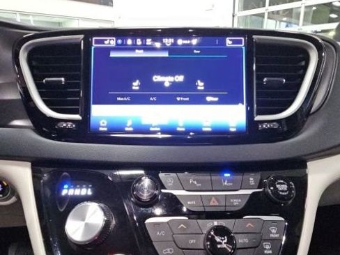 Used 2024 Chrysler Pacifica Touring-L image 19