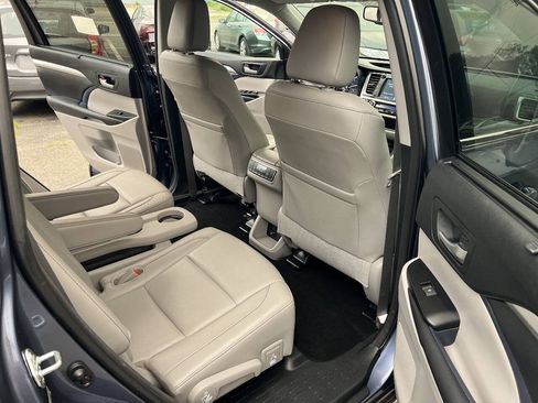 Used 2014 Toyota Highlander XLE AWD/4WD image 19