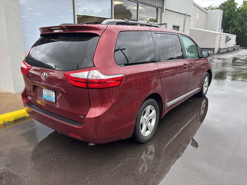 Certified 2016 Toyota Sienna LE FWD image 4