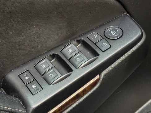 Used 2018 Chevrolet Suburban LT AWD/4WD image 19