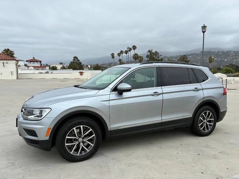 Used 2020 Volkswagen Tiguan SE w/ Panoramic Sunroof Package FWD image 3