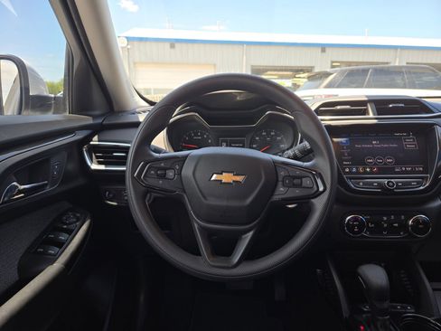 Certified 2022 Chevrolet TrailBlazer LT w/ Convenience Package FWD image 17