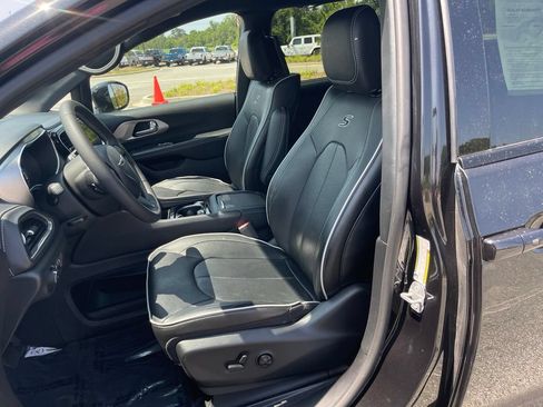 Used 2022 Chrysler Pacifica Limited w/ Uconnect Theater Family Group FWD image 37