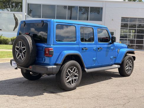 Used 2025 Jeep Wrangler Unlimited Sahara AWD/4WD image 12