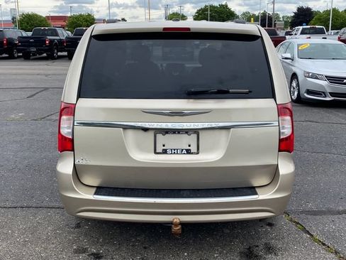 Used 2013 Chrysler Town & Country Touring FWD image 14